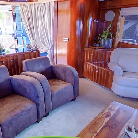 Motor Yacht Naughty By Nature 船屋 比尔古