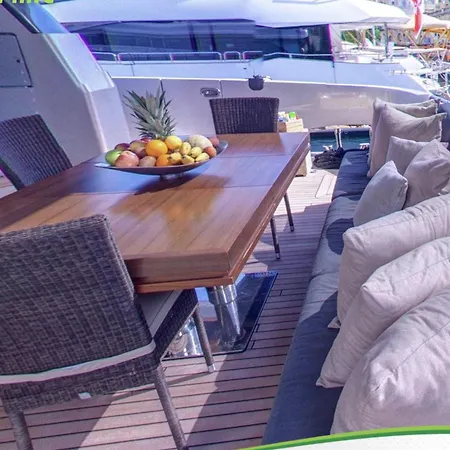 Motor Yacht Naughty By Nature * 比尔古